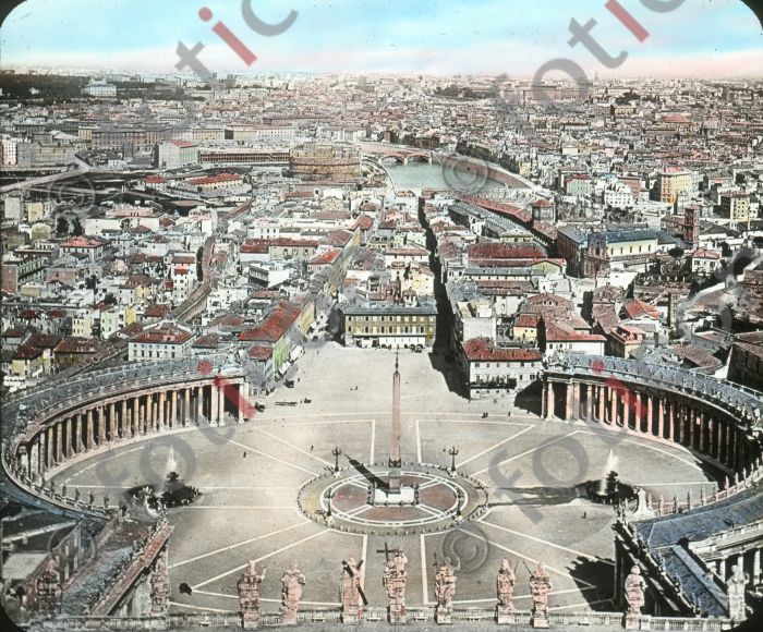 Blick über den Petersplatz auf Rom | Overlooking St. Peter's Square to Rome (foticon-simon-150-012.jpg)